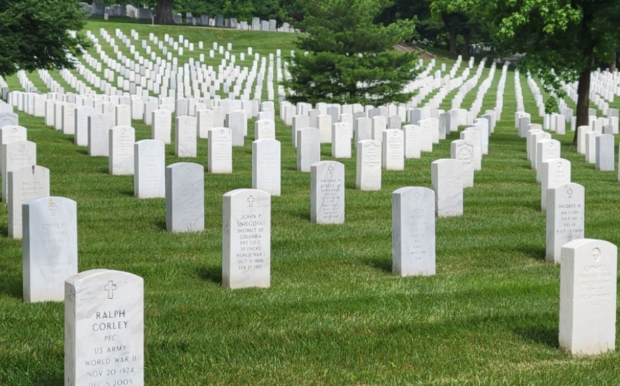 미국 알링턴 국립묘지의 모습(여러개의 묘비가 서있다)